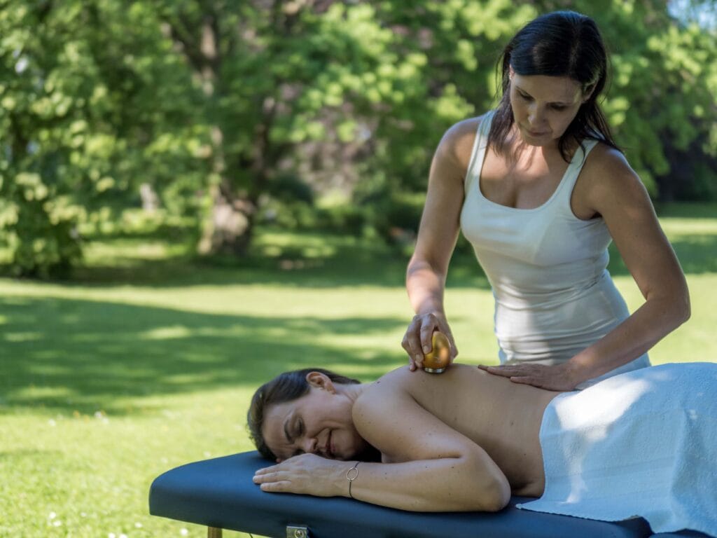 Klangei in gold mit Körpergleiter zur Wellnessmassage