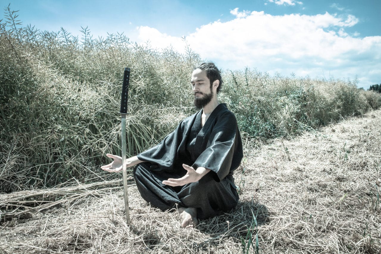 Shu als Samurai sitzend in der Natur