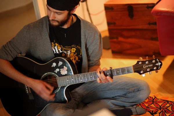 Shu mit Gitarre im Studio Eicher Music