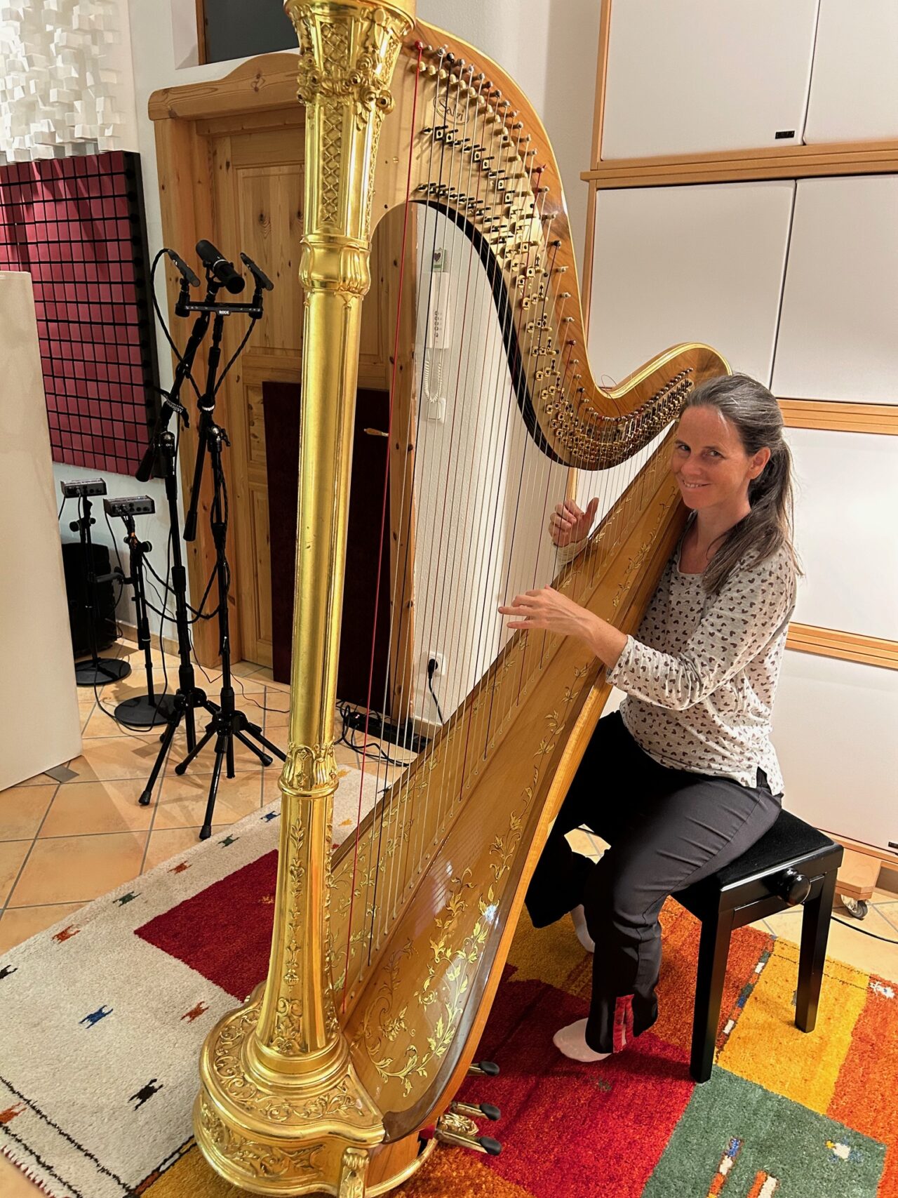 Judith Schiller, Harfenistin, spielt die Harfe in einem Duett mit der Flöte für die Klangkarte Harfe & Flöte. Im Einklang.