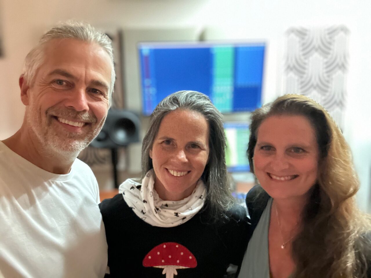 Bei den Aufnahmen im Eicher Music Tonstudio von Harfe und Flöte im Einklang. Andy Eicher, Judith Schiller, Karin Leitner